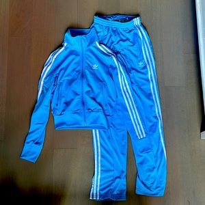 Baby Blue Adidas jumper, size xs